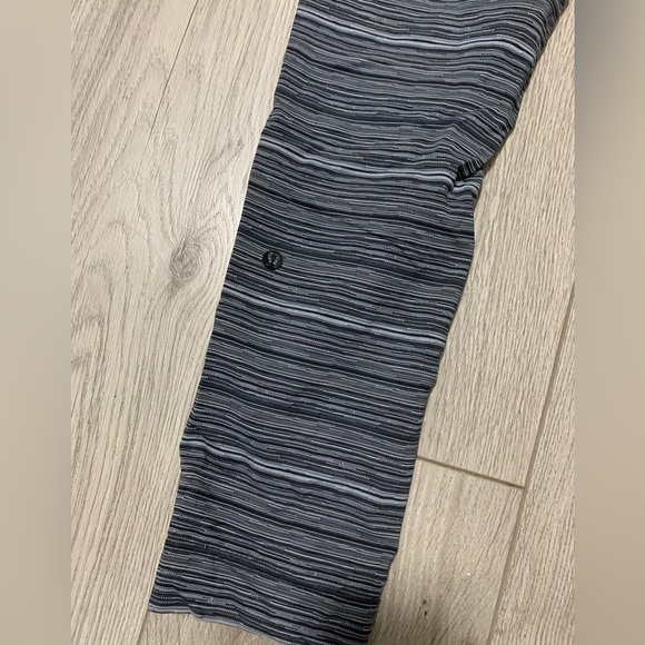 Lululemon on the fly pants 7/8 27” size 2 - Picture 3 of 6